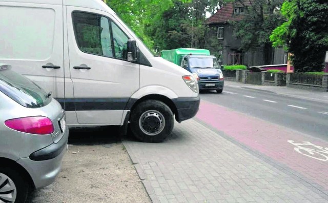 Straż miejska zapowiada, że ustali właściciela dostawczego auta i ukarze go mandatem za blokowanie chodnika. Za takie wykroczenie kara wynosi 100 złotych i jeden punkt karny.