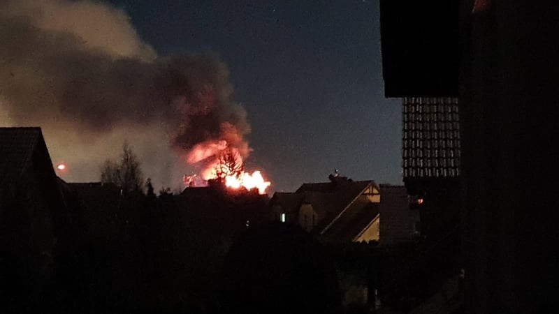 Nocny pożar dachu bliźniaka na ul. Andyjskiej na Warszewie w Szczecinie. ZDJĘCIA  