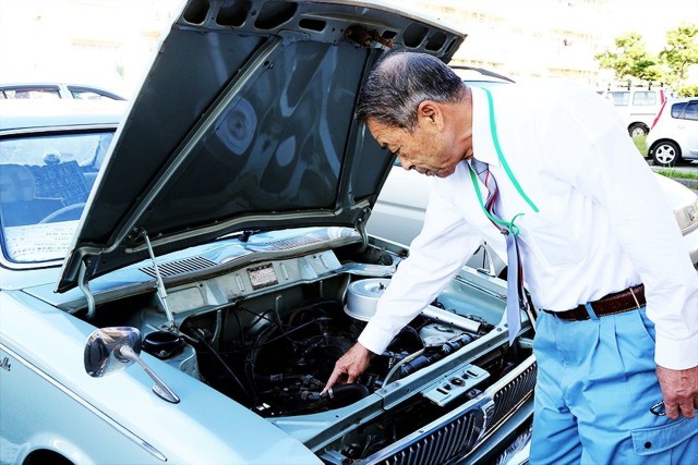 Shougo Asada kupił swoją ukochaną Corollę w 1969 roku, gdy miał 24 lata. 47 lat później pan Asada wciąż jeździ tym samym autem. Samochód ma na liczniku 560 000 km – to 14-krotność długości równika – i nadal jest w doskonałym stanie.Fot. Toyota