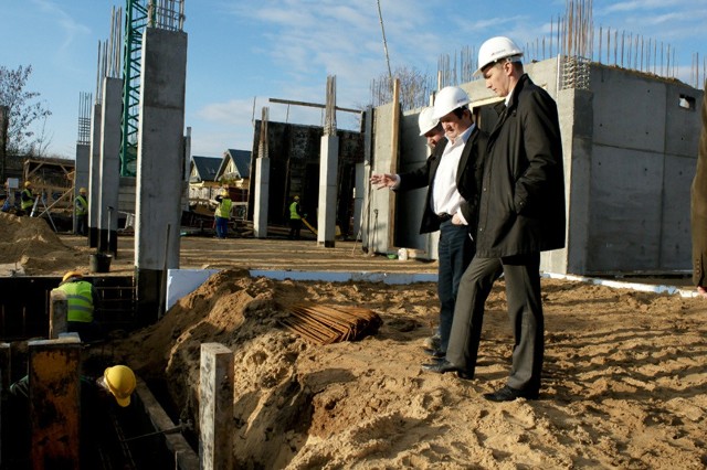 Stoją już ściany parteru, budynek jest przygotowywany do zalania stropów pierwszej kondygnacji. Marszałek województwa i dyrektorzy Szpitala Dziecięcego i Szpitala Wojewódzkiego sprawdzali postęp prac.