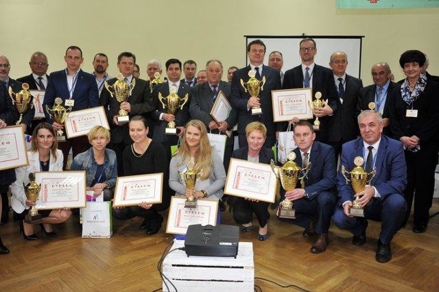 Przedstawiciele gmin laureatów w nagrodami
