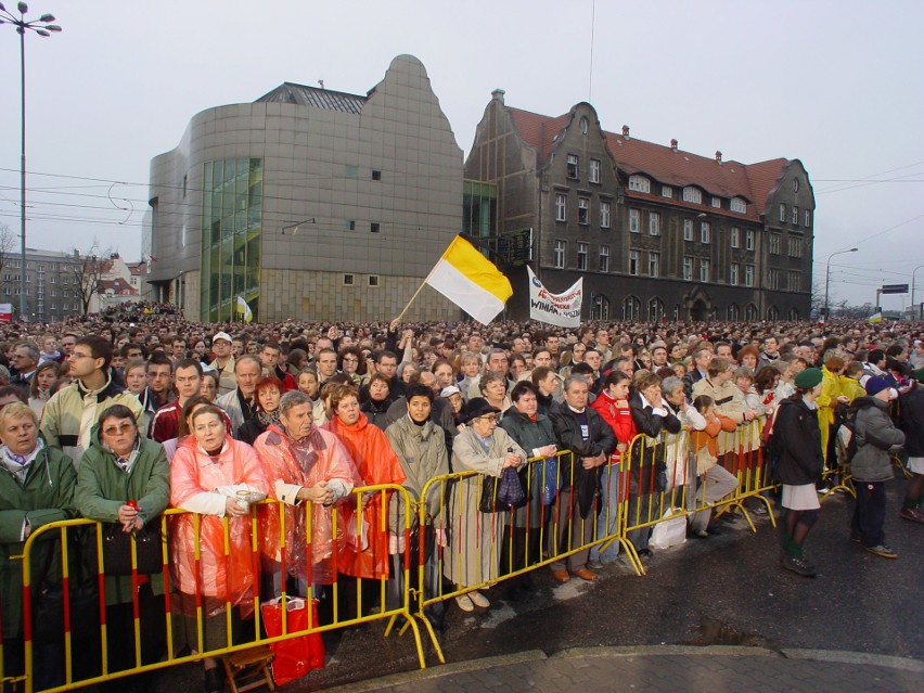 Na wiadomość o śmierci Jana Pawła II Polacy wyszli na ulice....