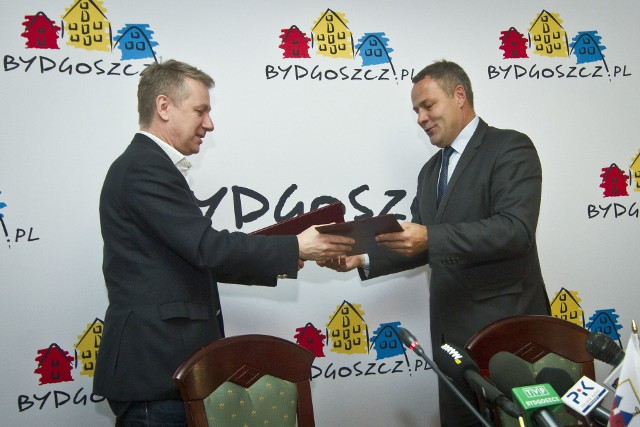 Panowie Bruski i Żydowicz podczas podpisania w 2014 roku umowy umożliwiającej Bydgoszczy kontynuację organizacji Camerimage