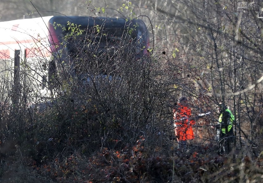 Kołbaskowo: Śmiertelny wypadek na niestrzeżonym przejeździe kolejowym. Samochód stanął w płomieniach 