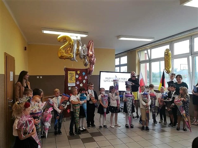 W poniedziałek nowy rok szkolny w Zespole Przedszkolno-Szkolnym w Koźlu-Rogach rozpoczęło m.in. 19 uczniów klasy pierwszej.