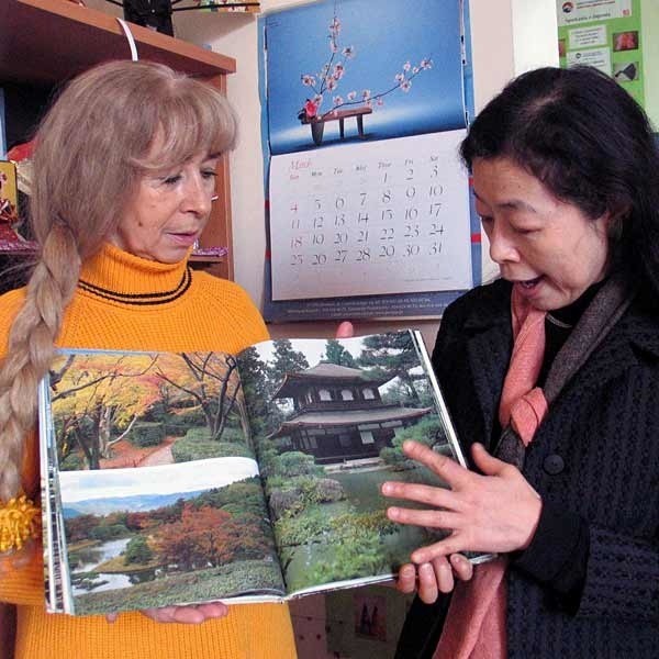 - Ogród japoński będzie doskonałym miejscem do wypoczynku dla mieszkańców i turystów - mówi Iga Dżochowska (z lewej), dyrektor Centrum Kultury Japońskiej. Obok niej Atsuko Ogawa z Japonii, która bierze udział w inicjatywie.