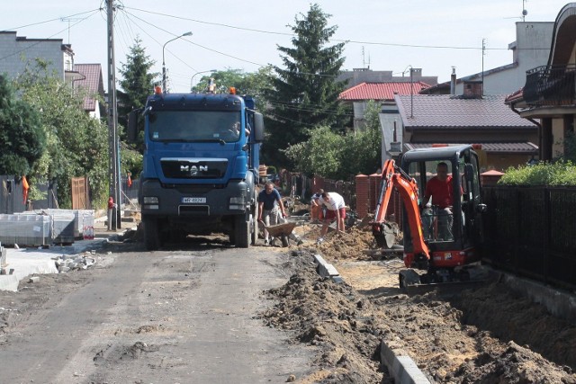Niebawem drogowcy oddadzą do użytku nową zatokę parkingową  wraz z chodnikiem na wysokości bloku przy ulicy Olsztyńskiej 26.