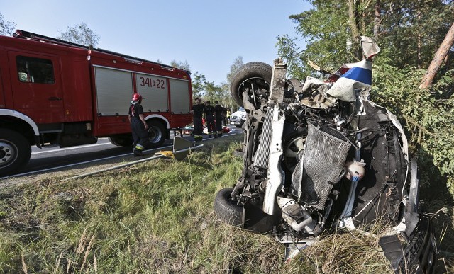 Do wypadku doszło w sobotę (10 września) na drodze z Zielonej Góry do Nowogrodu Bobrzańskiego. Kierująca skodą wjechała prosto pod jadącą na sygnale karetkę. Pacjentka karetki zmarła w szpitalu.Skoda jechała w kierunku Nowogrodu Bobrzańskiego. Z naprzeciwka jechała karetka na sygnałach. Na pokładzie miała pacjentkę. W pewnym momencie, jak wynika ze wstępnych ustaleń policjantów, kierująca skodą skręciła w kierunku Kożuchowa zajeżdżając drogę jadącej karetce. Doszło do zderzenia. Oba auta wypadły z drogi. Karetka przewróciła się na bok.Na miejsce przyjechali strażacy z Zielonej Góry oraz ochotnicy Nowogrodu Bobrzańskiego. Dojechała zielonogórska drogówka. Na środku skrzyżowania wylądował śmigłowiec lotniczego pogotowia ratunkowego.Ranne osoby zostały uwolnione z rozbitej karetki i skody. Pacjentka karetki na jezdni była bardzo długo reanimowana. Udało się przywrócić kobiecie funkcje życiowe. W bardzo ciężkim stanie została przewieziona do szpitala w Zielone Górze. Tam niestety zmarła. W bardzo ciężkim stanie do szpitala została przewieziona również kobieta kierująca skodą.Zobacz też:  Zmarła kierująca skodą. To druga śmiertelna ofiara wypadku na "trasie śmierci"