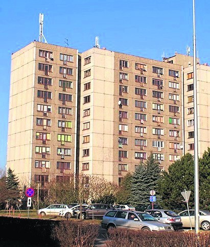 W dziesięciopiętrowym, dawnym hotelu pracowniczym mieszka obecnie 170 osób, w tym 32 pracowników szpitala w Puszczykowie.