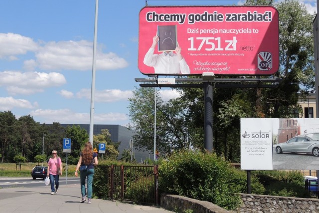 Zarobki nauczycieli-stażystów często wynoszą nieco ponad 1700 zł "na rękę". ZNP domaga się zwiększenia wynagrodzeń o tysiąc zł.