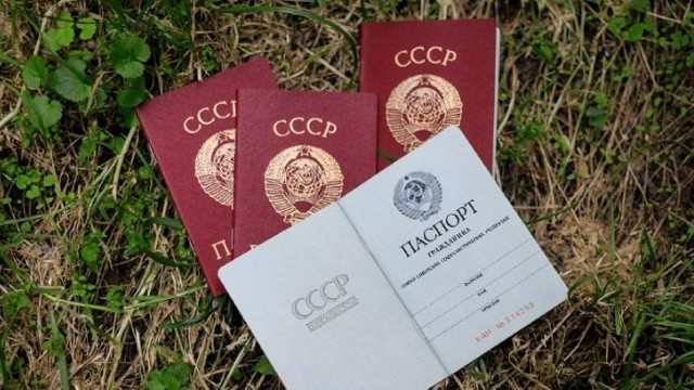 Na zdjęciu znalezione paszporty ZSRR.