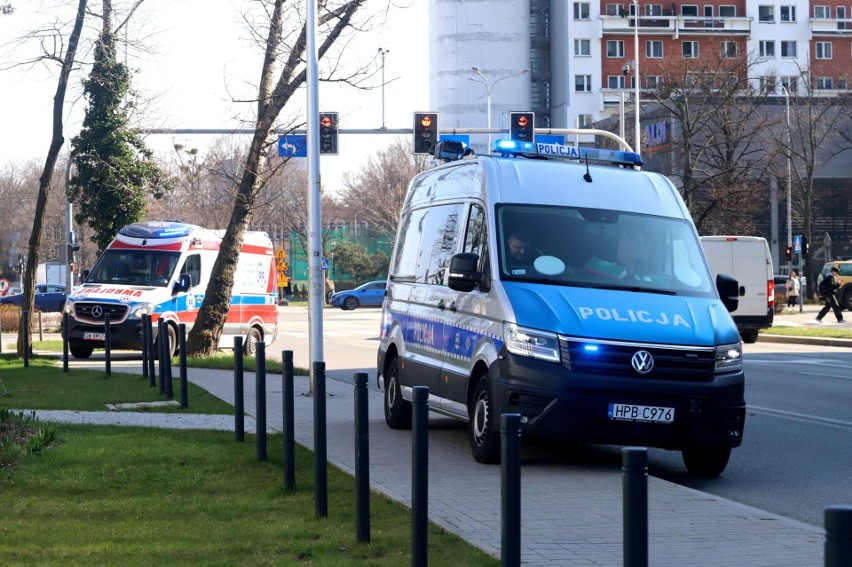 Wypadek rowerzysty w centrum Wrocławia. Mężczyzna wjechał w tramwaj. Na miejscu pracują służby