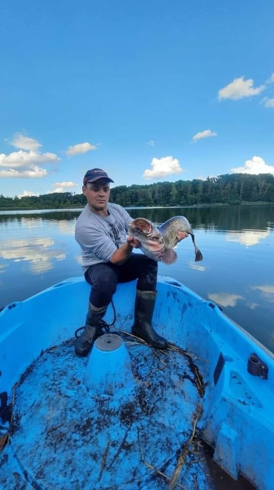 Pan Krystian złowił ogromnego suma, który ważył ponad 10 kg!