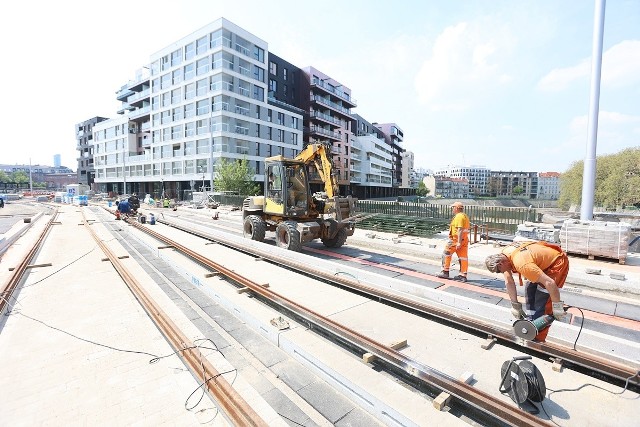 Na północnym odcinku mostów Pomorskich układane są szyny. W pobliżu ul. Księcia Witolda powstaną nowe przystanki typu wiedeńskiego – tramwajowe i autobusowe. Stan na 5 maja 2022