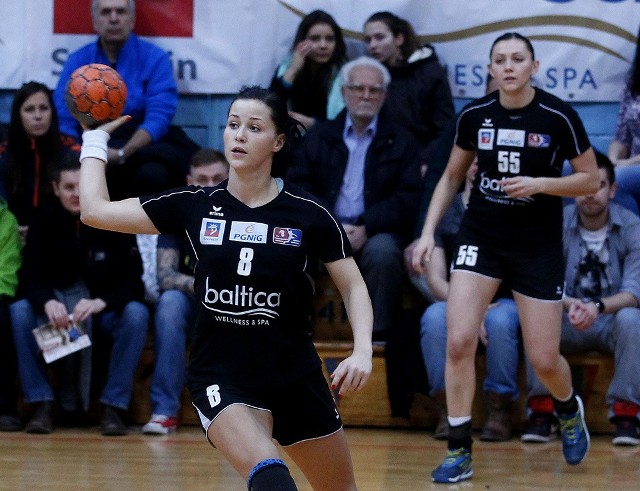 Agata Cebula (z lewej) zdobyła w Piotrkowie 6 bramek, zaś Małgorzata Stasiak (z prawej) - 8.