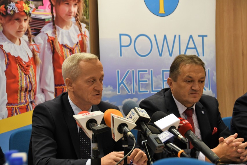 od lewej : przewodniczący rady powiatu w Kielcach Jacek...
