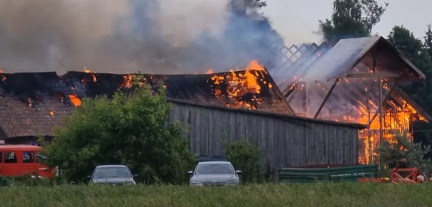 Sokoły. Wielki pożar w gminie Gołdap. Ogień strawił garaże, stodołę i budynek gospodarczy. Trwa zbiórka pieniędzy [ZDJĘCIA]