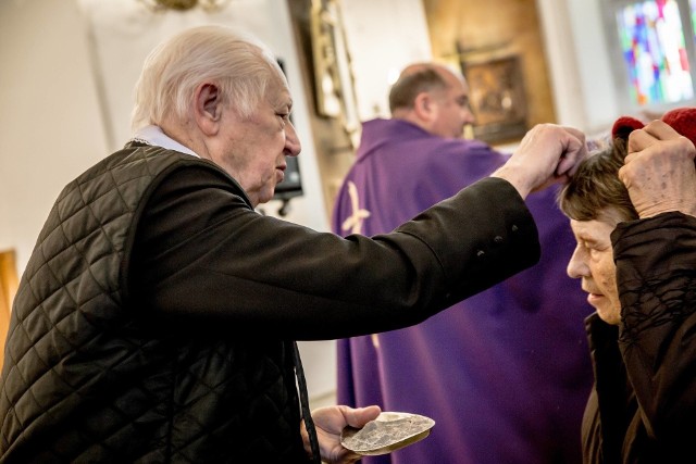 Popiół, którym posypywane są głowy, jest symbolem zmiany człowieka.