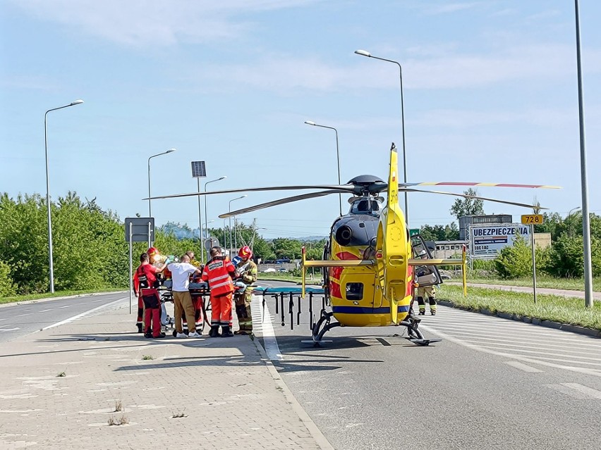 Wypadek autobusu szkolnego z samochodem osobowym w Końskich. Dwie osoby poważnie ranne