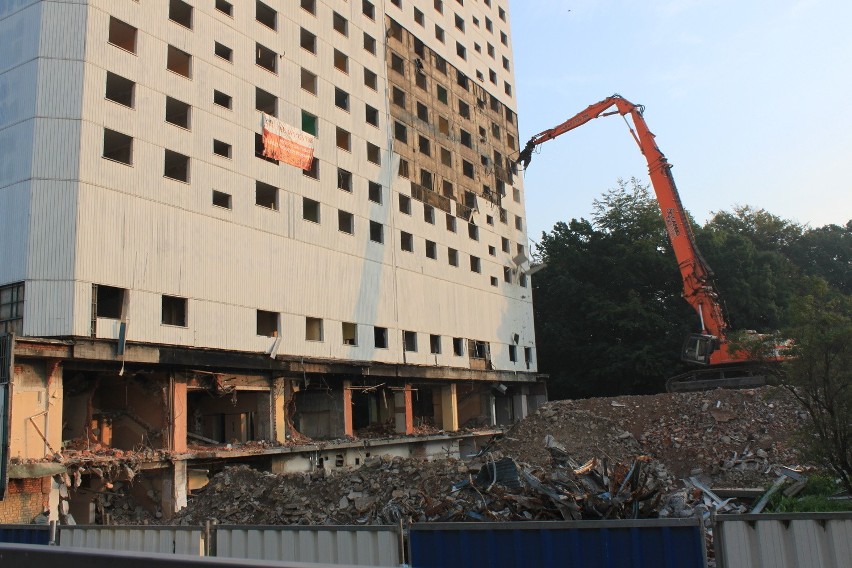 Wyburzanie hotelu Diament w Jastrzębiu [ZDJĘCIA]