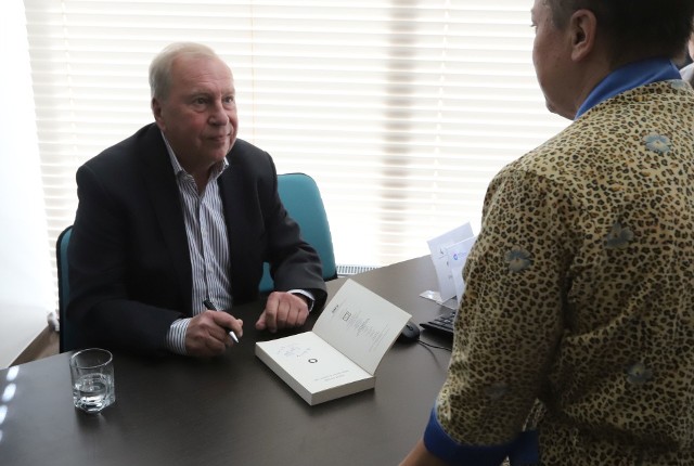 Po spotkaniu w Radomskim centrum Onkologii Jerzy Stuhr podpisywał swoje książki i rozmawiał z pacjentami Centrum.