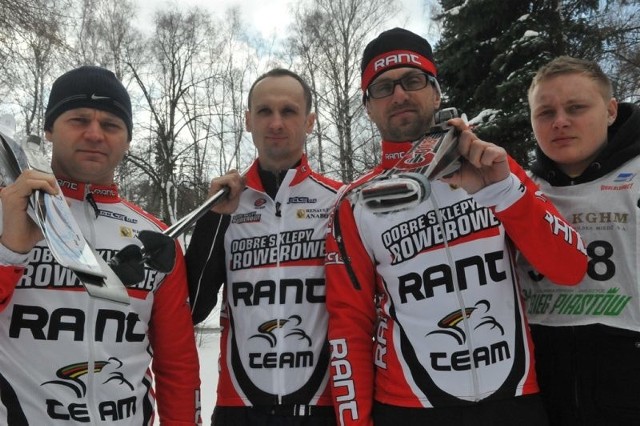 Arkadiusz Pawłowski, Jacek Skrypnik, Piotr Tarasewicz, Mathias Pawlak to grupa kolarzy, która zachęca wszystkich do biegania zimą na nartach 
