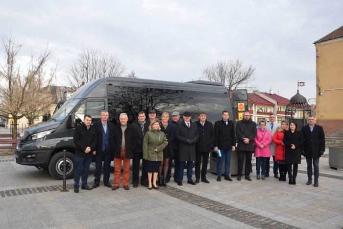 Autobus oglądał burmistrz Andrzej Tuz wraz z radnymi