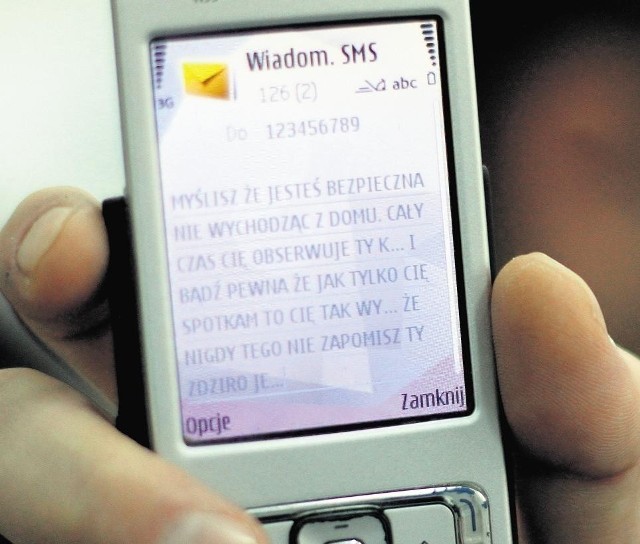 Kobieta wysyłała swojemu ukochanemu dziesiątki wulgarnych, obraźliwych i niepokojących SMS-ów