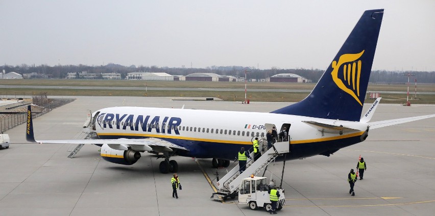 Samolot wylądował na lotnisku we Wrocławiu, gdzie po...