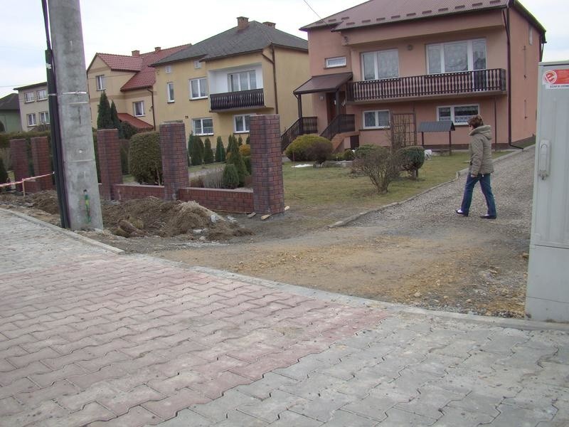 Bobrek. Po obwodnicy Oświęcimia mkną samochody, a mieszkańcy z domów przy trasie pytają, kto usunie buble przed ich posesjami 