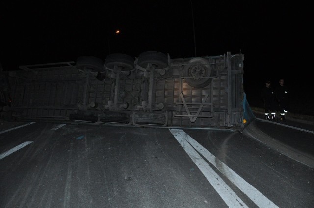 Ważąca 40 ton ciężarówka w wyniku zderzenia przewróciła się na drogę i zablokowała całkowicie krajową 10.