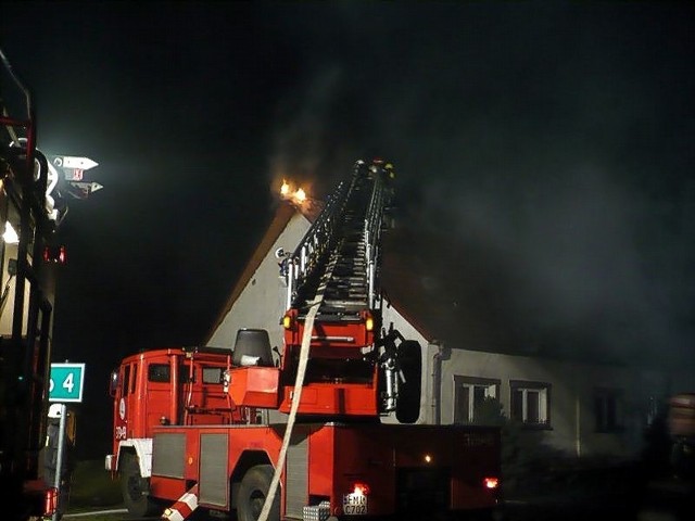 Pożar budynku gasiło około 30 strażaków zawodowych i ochotników.