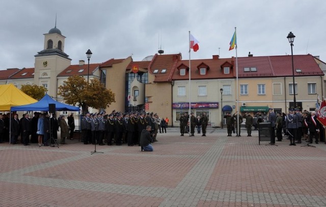 Uroczystości w centrum miasta. Bez flagi Unii Europejskiej.