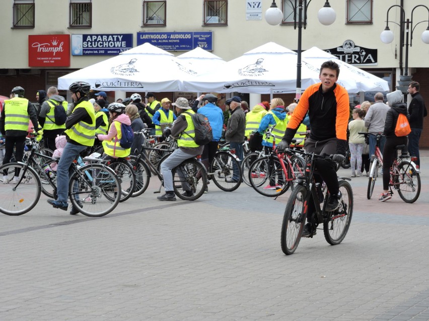 Ostrołęka. Majowy Rodzinny Rajd Rowerowy w Dniu Flagi 2.05.2019 