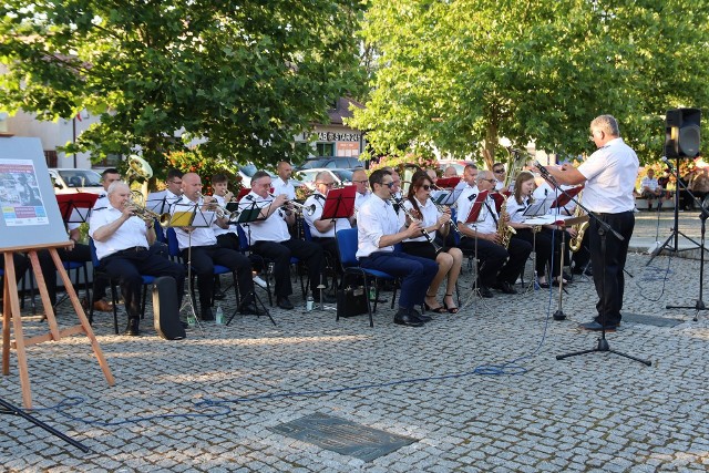 Orkiestra Ochotniczej Straży Pożarnej w Białobrzegach grała już koncert na placu Zygmunta Starego. W niedzielę znowu będzie można jej posłuchać w ramach cyklu "Kulturalna ławeczka".