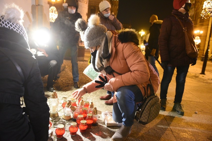 W czwartek wieczorem, przed tablicą "Solidarności" na...