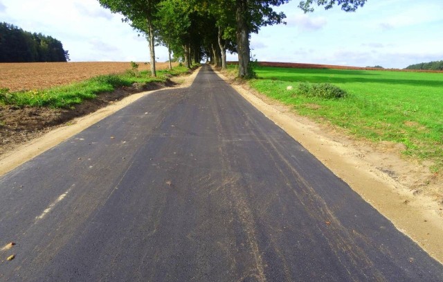 Zakończyła się kompleksowa modernizacja drogi gminnej między miejscowościami Żelki a Żelkówko w gminie Kobylnica. Kosztowała ponad pół miliona zł.