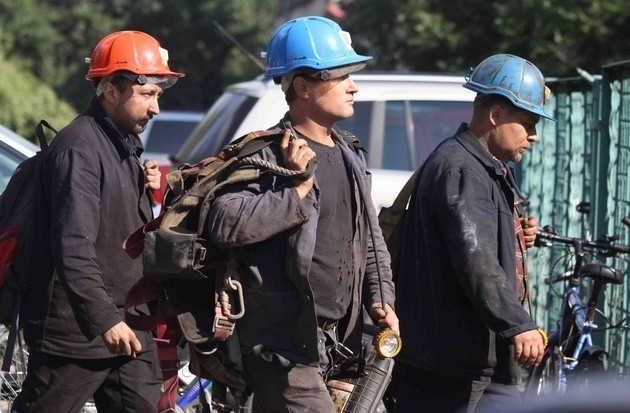 Dokładnie 9 lat temu, 18 września 2009 roku około godziny 10:15 doszło do jednej z największych górniczych tragedii na Śląsku. W kopalni Wujek-Śląsk Ruch w Rudzie Śląskiej kilometr pod ziemią zapalił się metan. Śmierć poniosło 20 górników. 12 zmarło pod ziemią, kolejnych ośmiu w szpitalach. Śmigłowce przetransportowały rannych do szpitali w Sosnowcu, Siemianowicach Śląskich, Bytomiu, Chorzowie, Tychach i Katowicach.