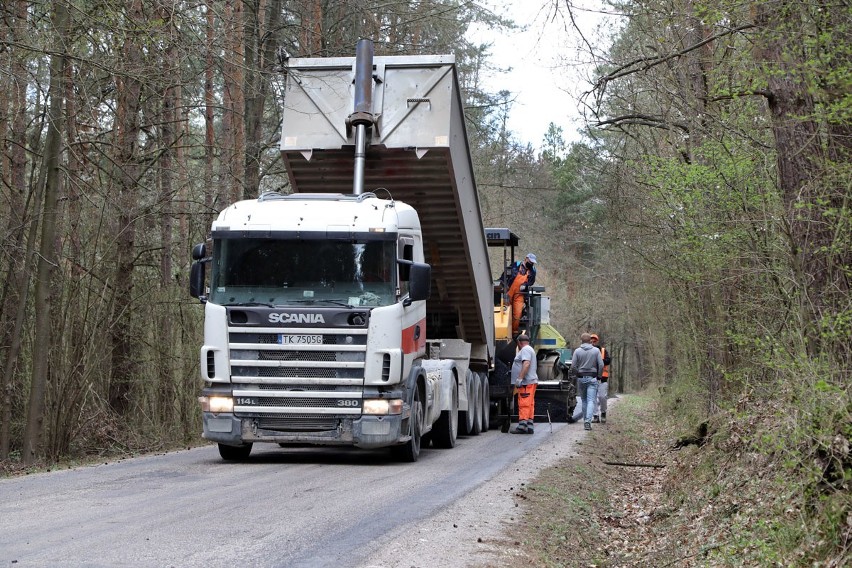 Budują kolejne odcinki dróg powiatowych na terenie gminy Morawica. Inwestycje opiewają na blisko dwa miliony złotych