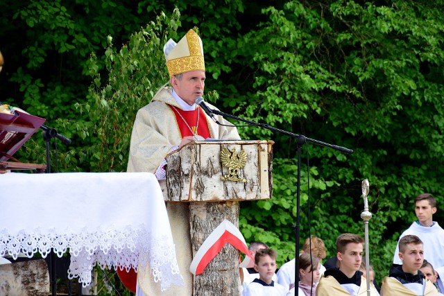 W kazaniu biskup Nitkiewicz mówił o potrzebie modlitwy o pokój i współpracy w tej dziedzinie z Bogiem. Więcej z uroczystości w Konarach na kolejnych zdjęciach.