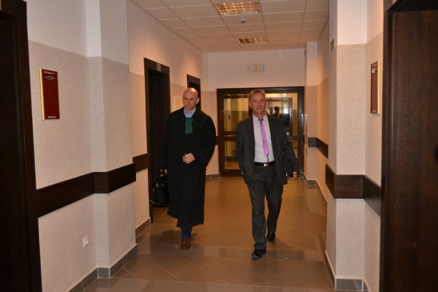 Przed sądem w Człuchowie odbyła się czwarta rozprawa wójta Przechlewa. Na zdjęciu: Grzegorz Wołek i Andrzej Żmuda-Trzebiatowski (z prawej)