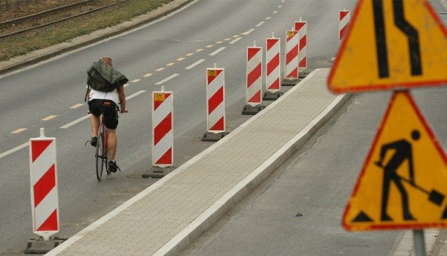 Jedna z nowych ścieżek rowerowych powstaje na ul. Legnickiej, na pasie jazdy dla kierowców