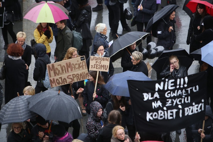 Deszcz nie zniechęcił uczestniczek czarnego protestu w...