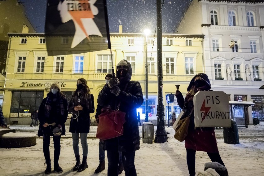 Protest kobiet przed siedzibą PiS w Bydgoszczy...