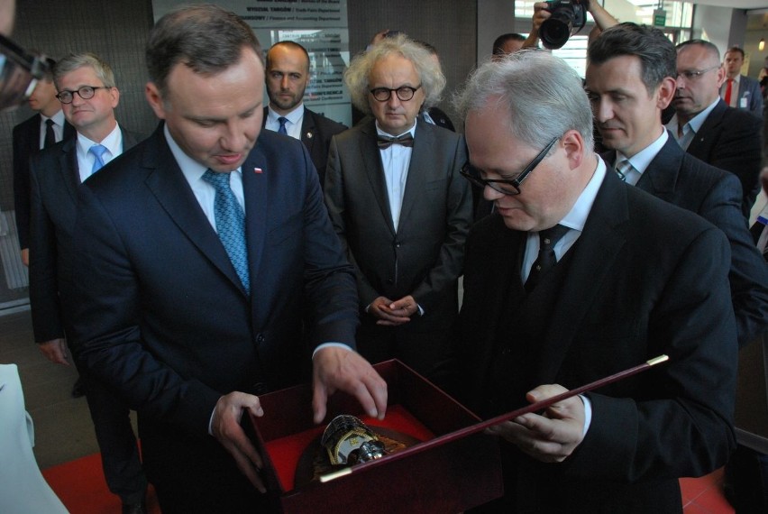 Na targach zbrojeniowych w Kielcach prezydent Andrzej Duda dostał... zbroję