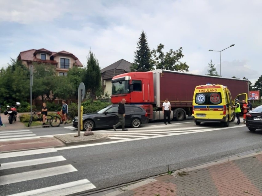 Kolizja na ul. Mostowej w Ostrołęce. Utrudniony wyjazd z miasta, policja prowadziła na objazd. Zdjęcia 27.08.2021