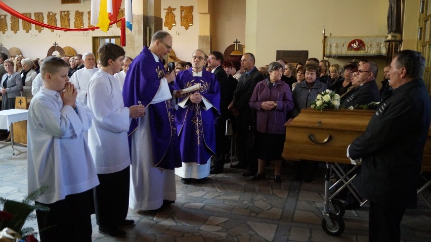 Cisza we łzach. Pogrzeb Norberta Małolepszego, radnego PiS z...