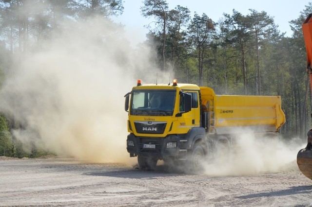 Trwa rozpoczęta jesienią 2017 roku budowa ponad 7,5 kilometrowego odcinka drogi ekspresowej nr 7 od Skarżyska - Kamiennej do granicy województw świętokrzyskiego z mazowieckim. Mamy ponad 100 zdjęć tej inwestycji. Obecnie to jedyne "wąskie gardło" na "siódemce", przez co każdego dnia tworzą się tam korki. Wartość inwestycji, wykonywanej na zlecenie Generalnej Dyrekcji Dróg Krajowych i Autostrad przez firmę Budimex, to ponad 260 milionów złotych. Wykonawcy wypłacono już ponad 100 milionów zł.Ile kosztuje wychowanie dziecka w Polsce?ZOBACZ TAKŻE: Flesz - rusza budowa superpociągu. W godzinę z Warszawy do KrakowaŹródło: vivi24