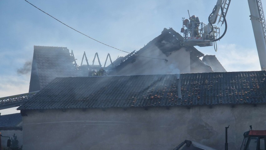 Do pożaru doszło w Osieku. Ogień strawił sporą część dachu...