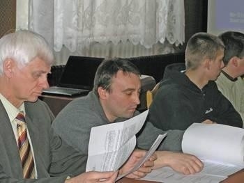 Janusz Jagła (z lewej) nie krył oburzenia na decyzję o anulowaniu konkursu Fot. Jolanta Białek